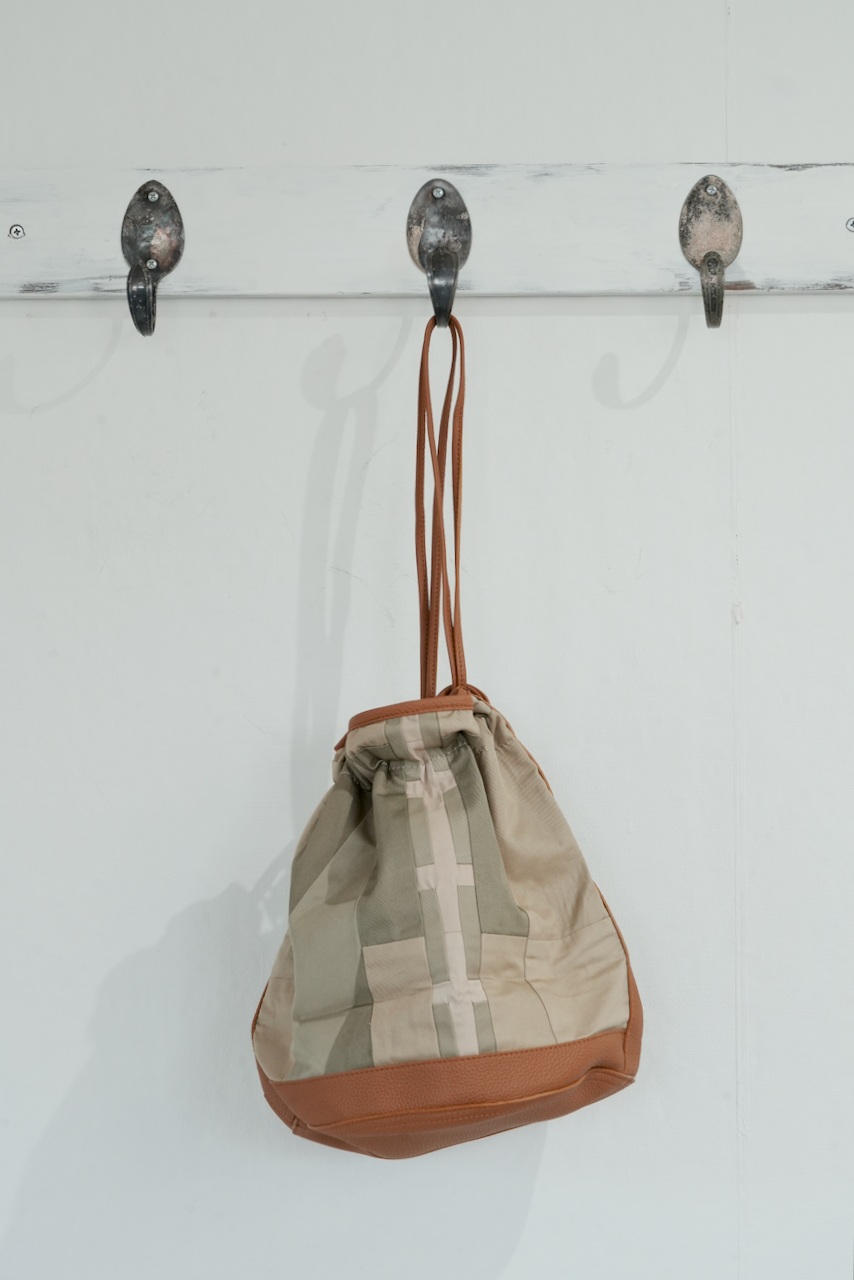 Children of the discordance ・ VINTAGE TRENCH PATCHWORK DRAWSTRING BAG(BEIGE)
