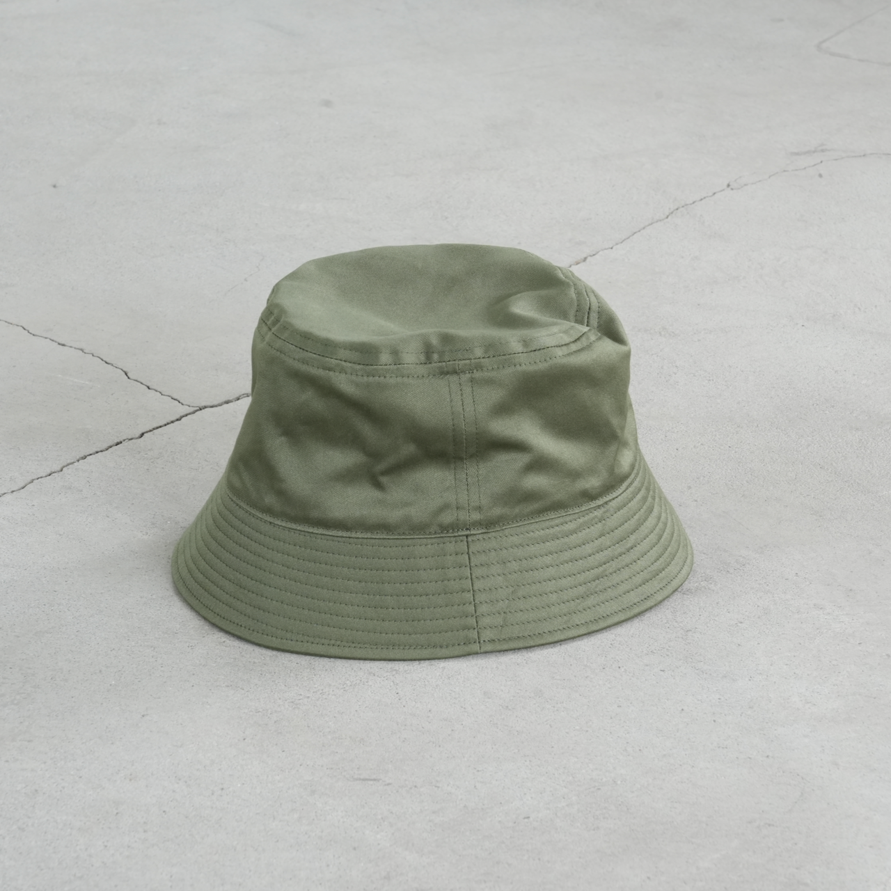 INTĒRIM・ BACK SATIN BUCKET HAT(OLIVE)