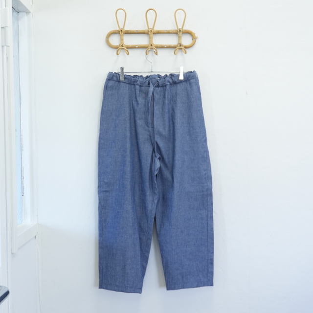 INTĒRIM・SHUTTLE CHAMBRAY TAPERED EASY PANTS