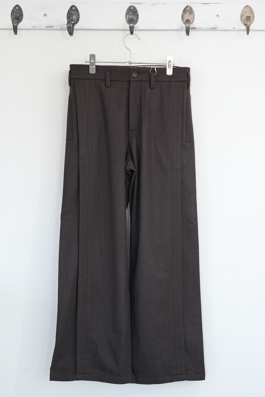 STEAF・ LEAVE TUCK PANTS (BISTRE BROWN)
