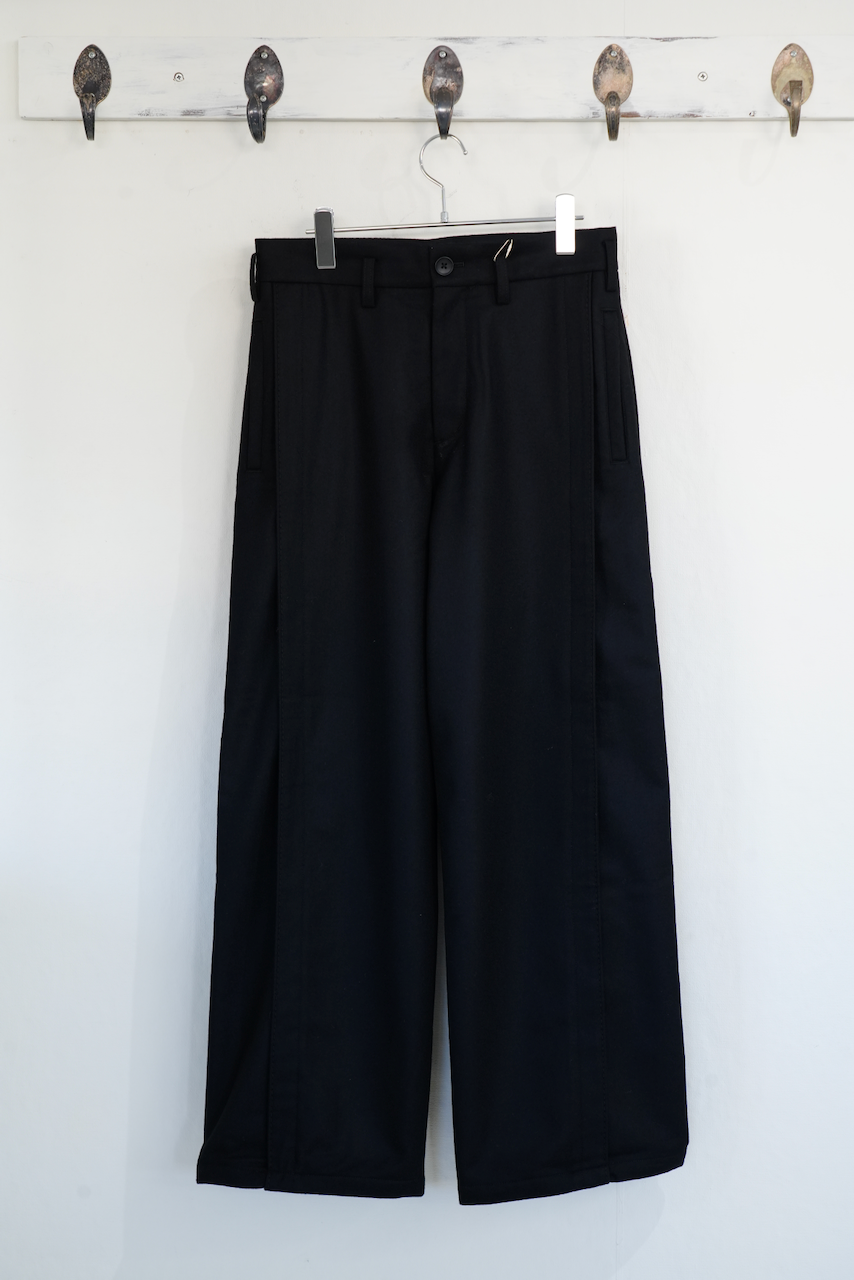 STEAF・ LEAVE TUCK PANTS (GREAM BLACK)